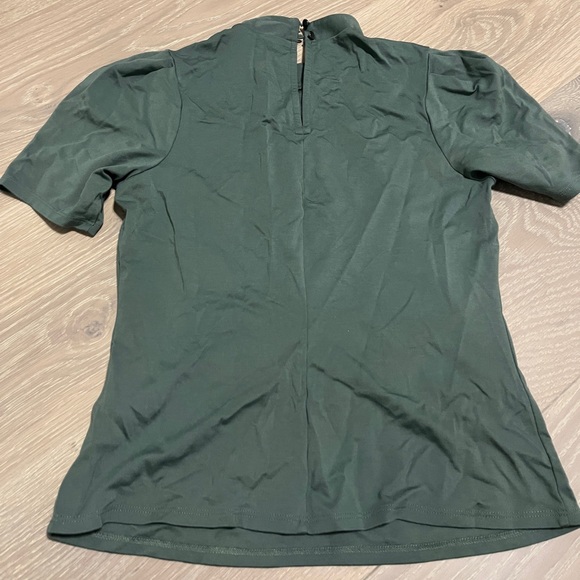 RW&Co. puff sleeve women’s top. 2 buttons on back. EUC - Picture 5 of 5